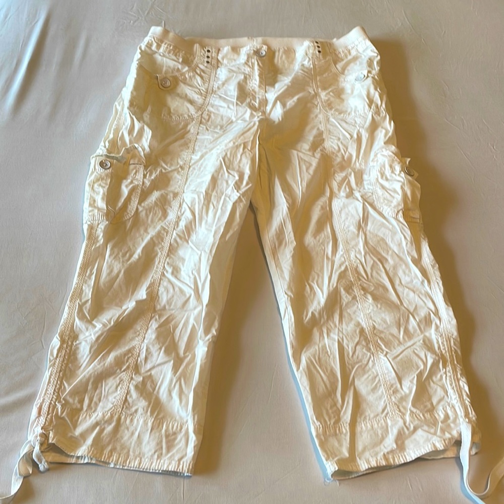 Chicos crop cargo pants with elastic waistband. Size 2.5 (14)